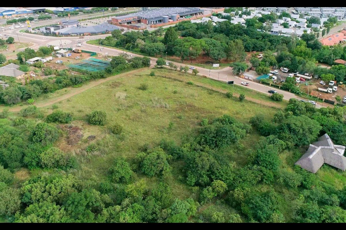 ***ECO DEVELOPMENT OPPORTUNITY IN THE HEART OF EQUESTRIA***NEARLY 100 UNITS - TOTAL AREA OF 3,94 HA*** - Photo 3