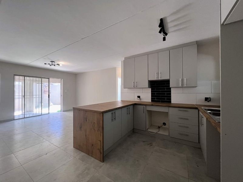 Renovated , Sunny, Private and Spacious Townhouse. - Photo 2