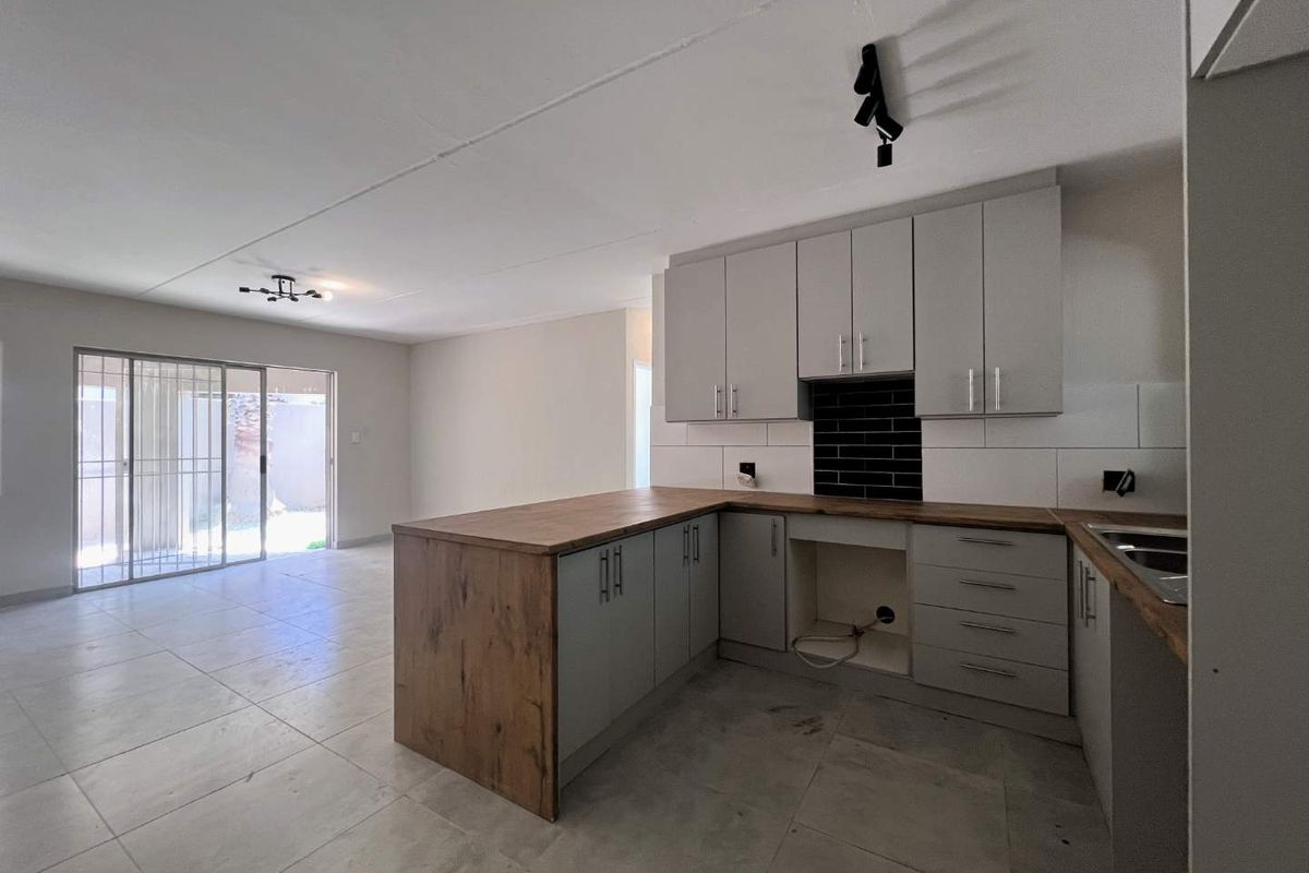 Renovated , Sunny, Private and Spacious Townhouse. - Photo 2
