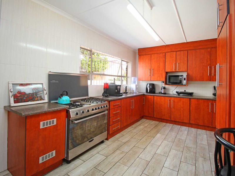 Modern Facebrick 4-Bedroom Gem with Pool, Back up water system and lots of space - Photo 2