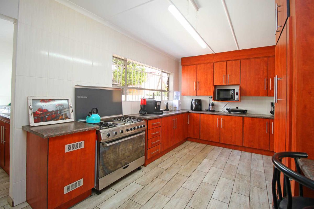 Modern Facebrick 4-Bedroom Gem with Pool, Back up water system and lots of space - Photo 2