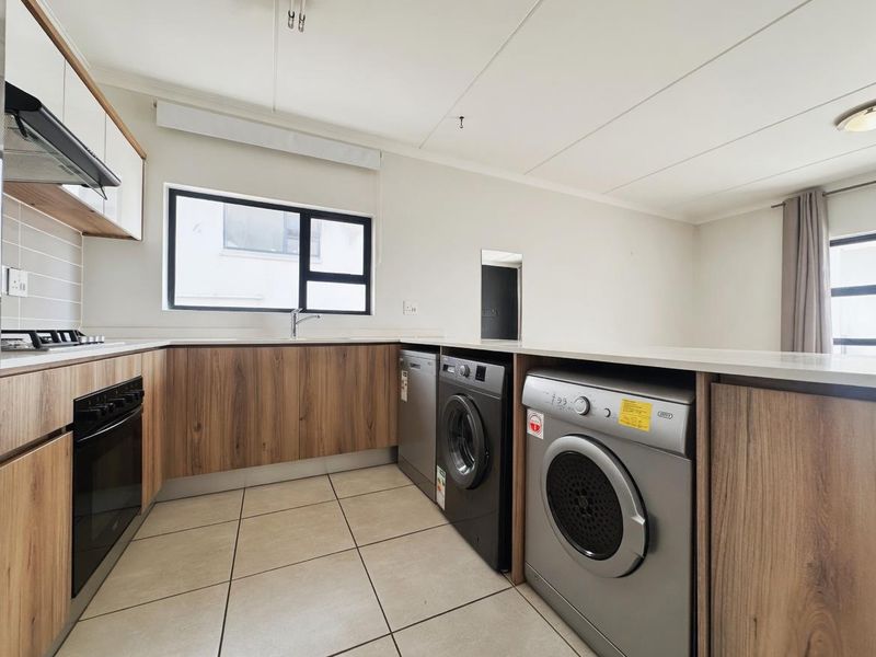 STUNNING LARGER 2 BEDROOM APARTMENT WITH UNINTERRUPTED VIEWS FOR SALE!!! - Photo 7