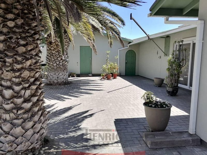 A Classic in Sought After Area - SOLE MANDATE - Photo 10