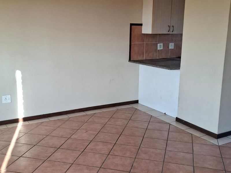 Spacious, secured unit in Mooikloof Ridge Estate - Photo 9