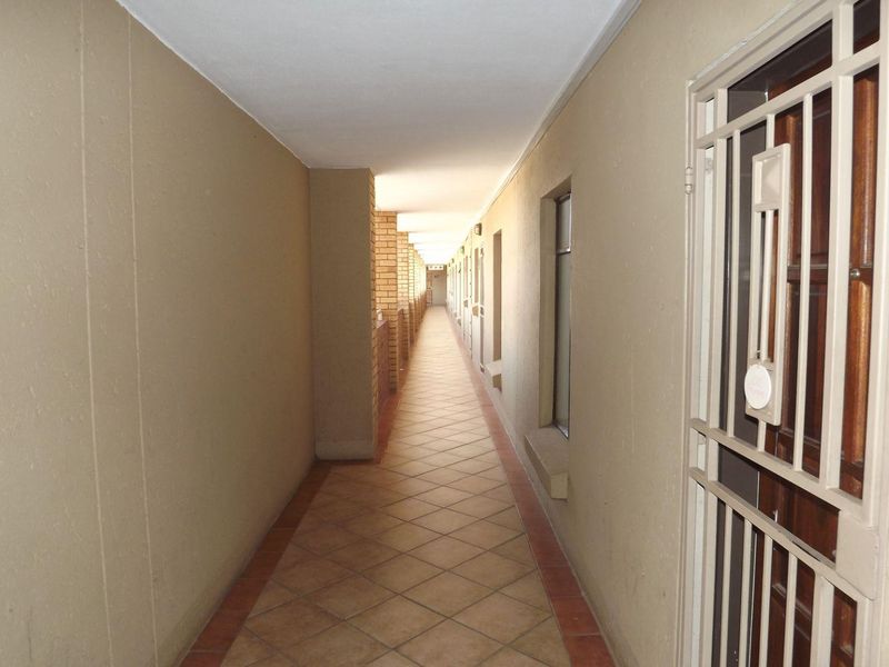 **Charming 2 Bedroom Apartment in a Popular Area** - Photo 3