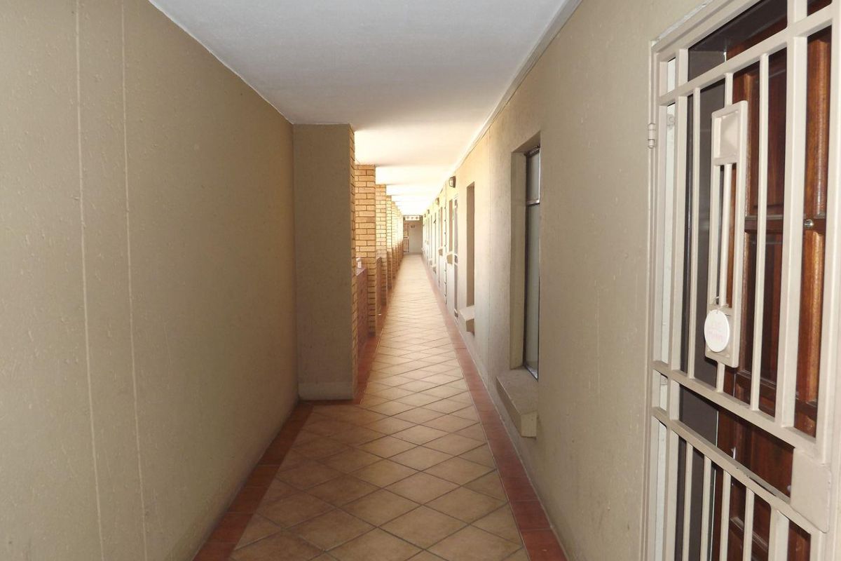 **Charming 2 Bedroom Apartment in a Popular Area** - Photo 3