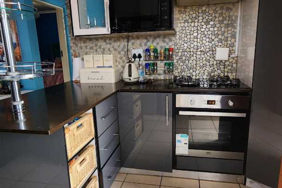 3 Bedroom House For Sale in The Orchardss - Photo 2