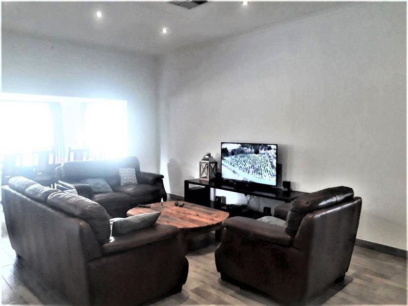 3 Bedroom House with 3 Flats for Sale - Outjo - Photo 4