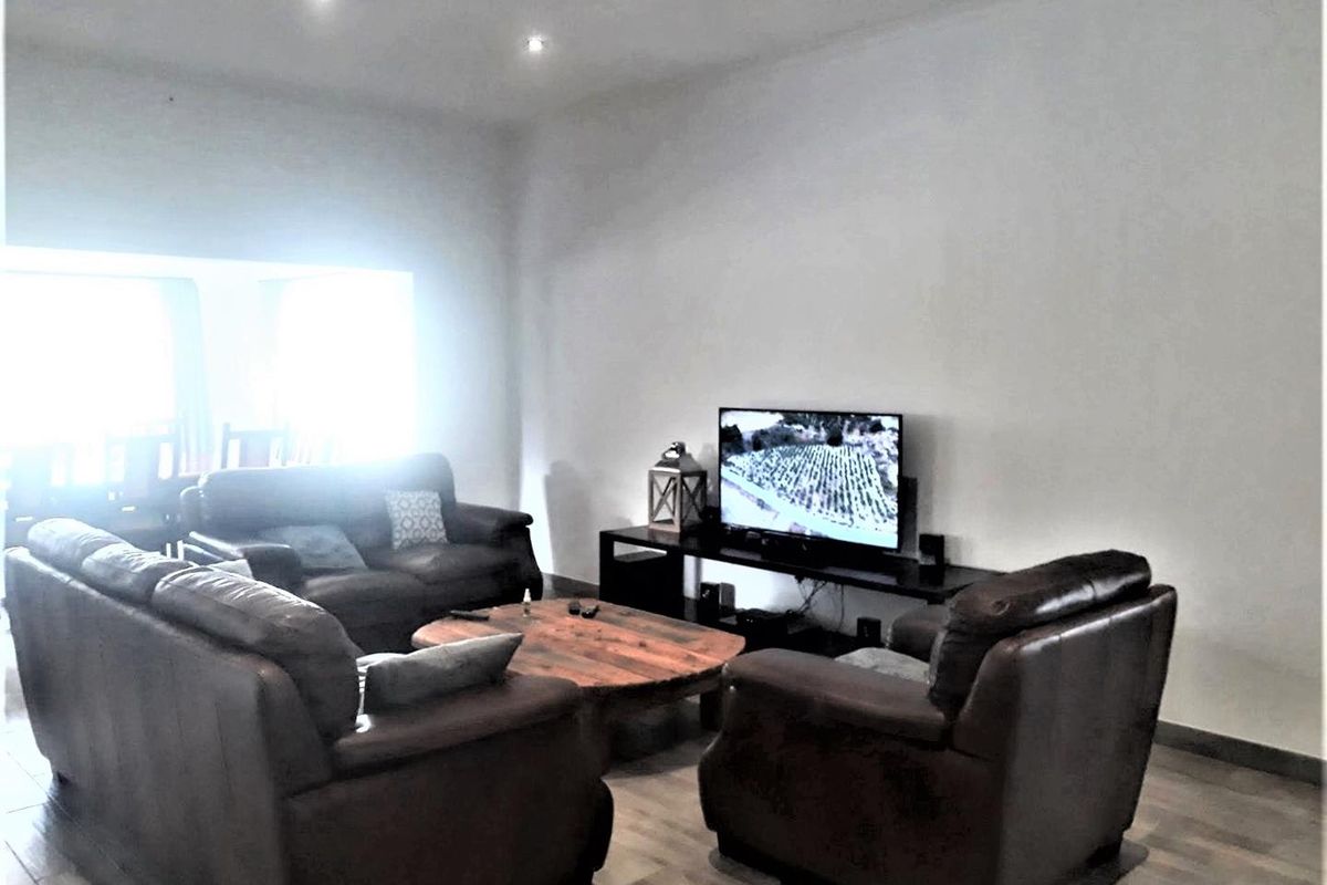 3 Bedroom House with 3 Flats for Sale - Outjo - Photo 4