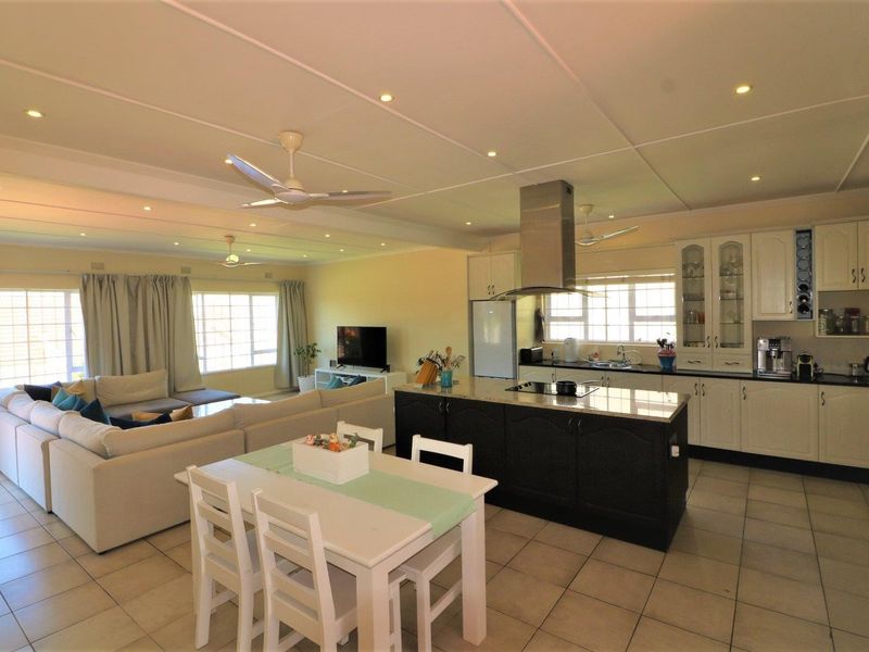 Stunning Freestanding Home - Photo 4