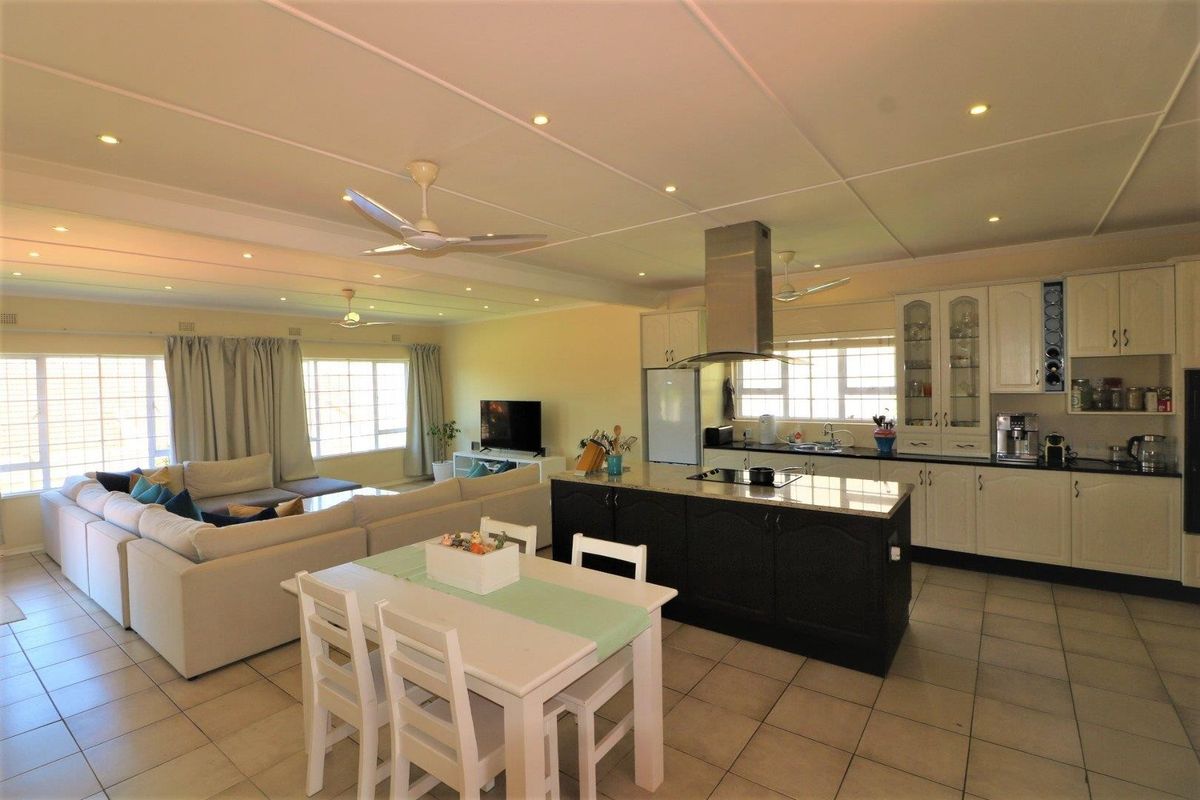 Stunning Freestanding Home - Photo 4