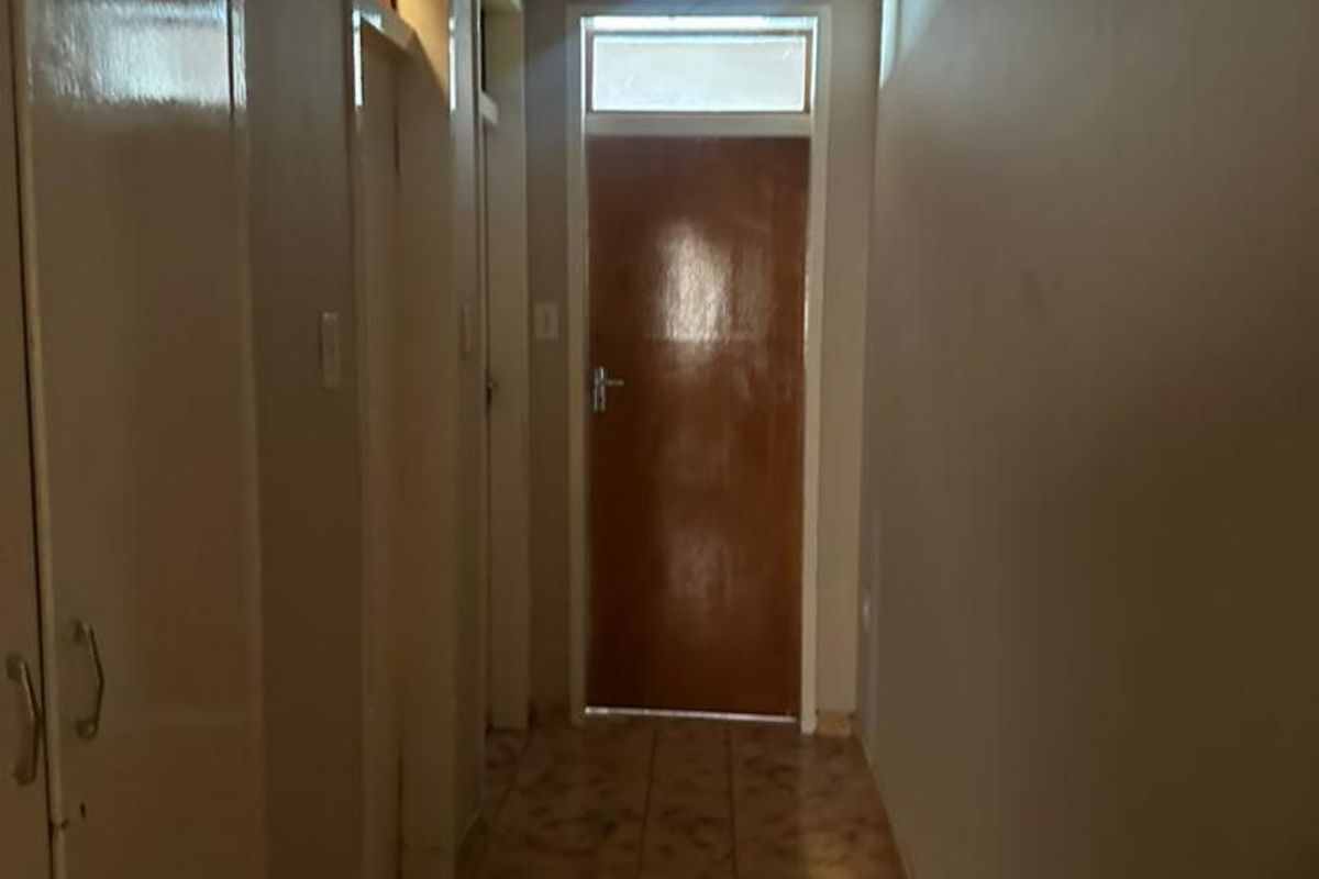 For sale Oshakati Live in Style: Elegant 6-Bedroom Home with Extras - Photo 2