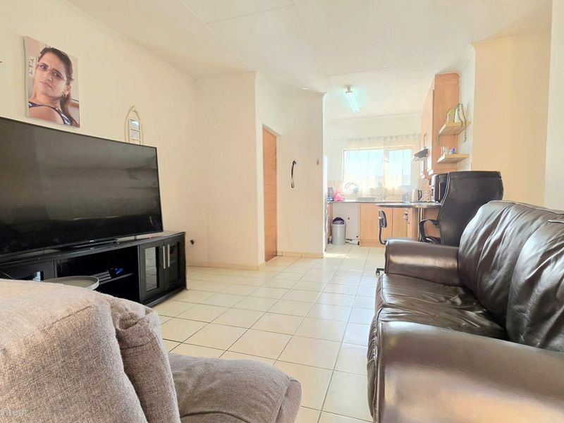 2 Bedroom Apartment / Flat for Sale in South Crest - Photo 3