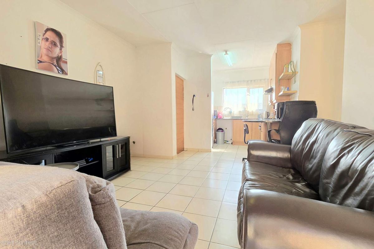 2 Bedroom Apartment / Flat for Sale in South Crest - Photo 3