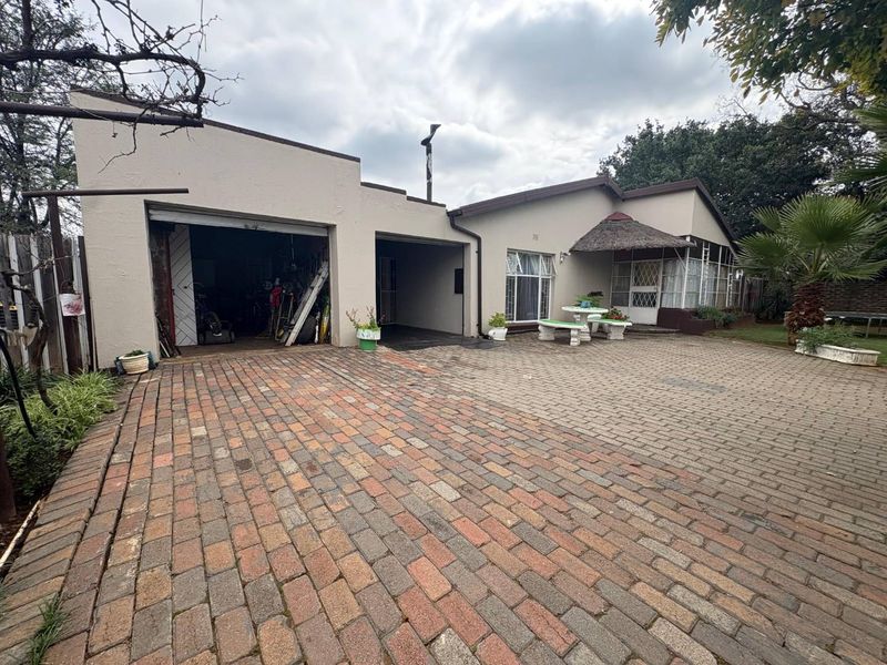 Charming 3-Bedroom Home with Lush Garden & Pool in Rothdene - Photo 4