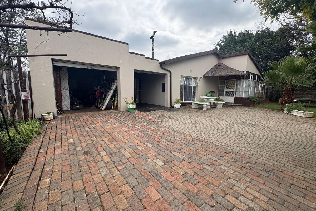 Charming 3-Bedroom Home with Lush Garden & Pool in Rothdene - Photo 4