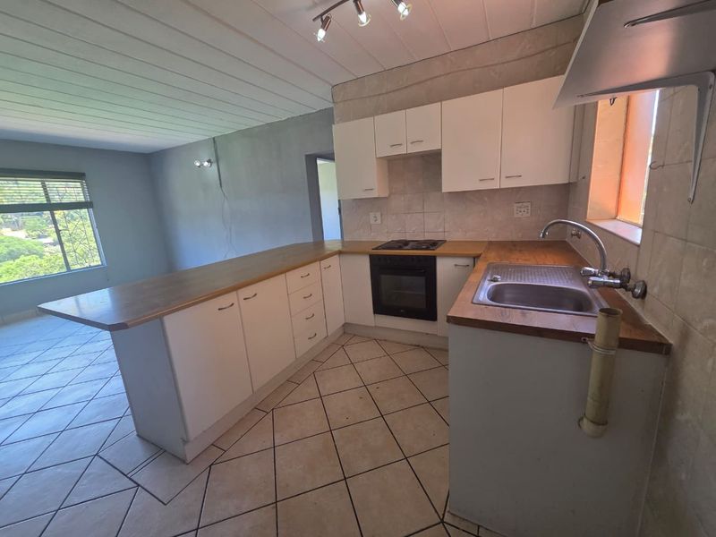 Spacious 2-Bedroom Upstairs Unit – Convenience at Its Best - Photo 6