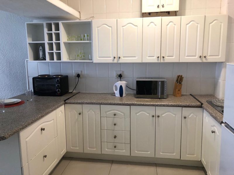 Spacious furnished STUDIO apartment with large shower, street parking - Photo 3