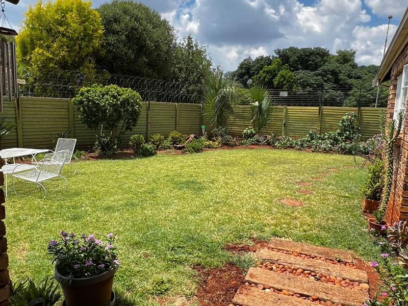Spacious 3-bedroom town house is your home - Photo 2