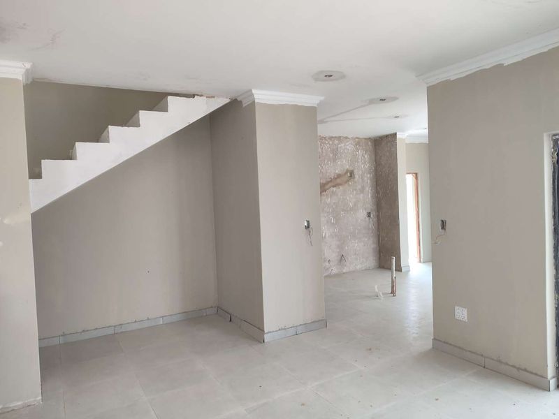 THATCHFIELD SECURITY ESTATE - 5 BEDROOMS - 4.5 BATHROOMS - Photo 6