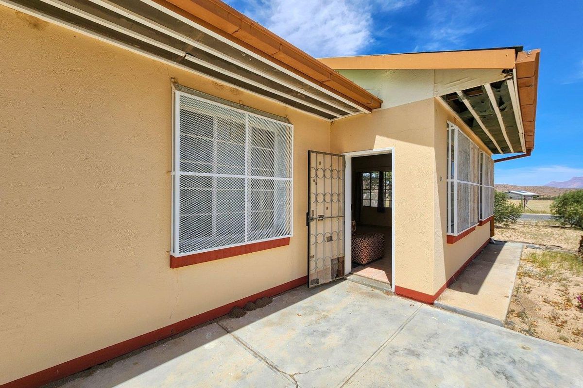 Uis:  3 Bedr Older home is for sale - Photo 3