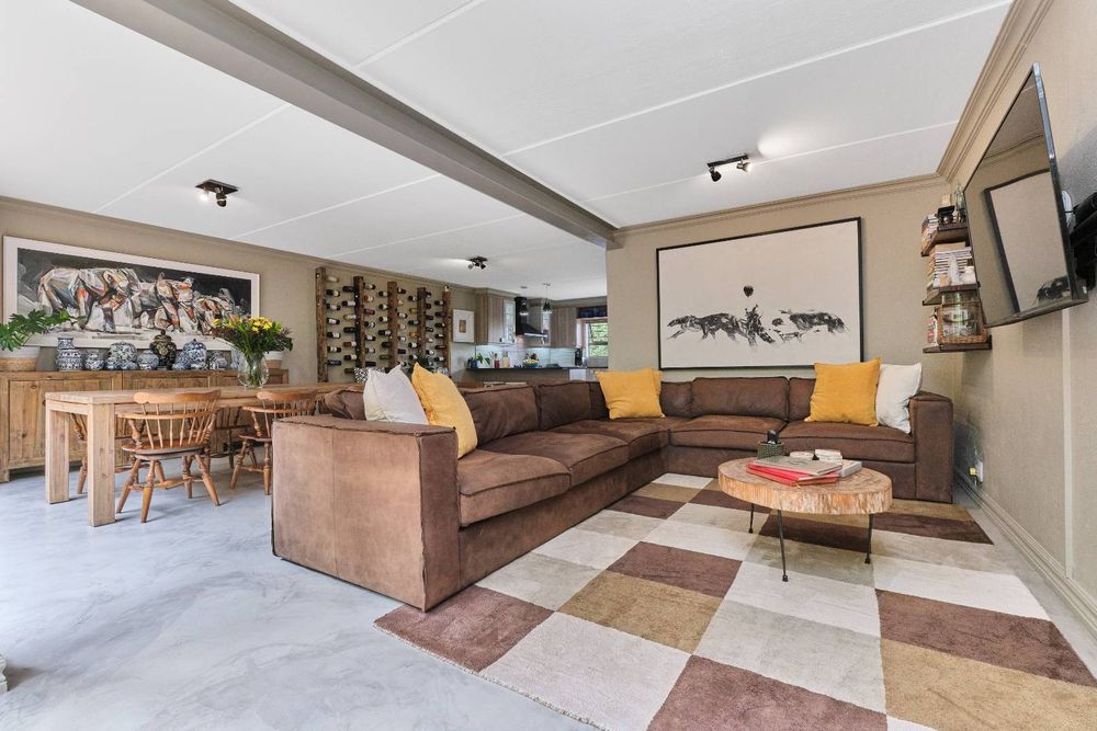 Lounge with stacking doors to the garden.