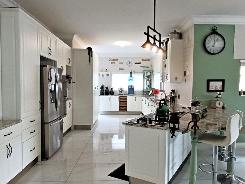 AUASBLICK - STUNNING AND SPACIOUS FAMILY HOME WITH MAGNIFICIENT VIEWS N$9million - Photo 4