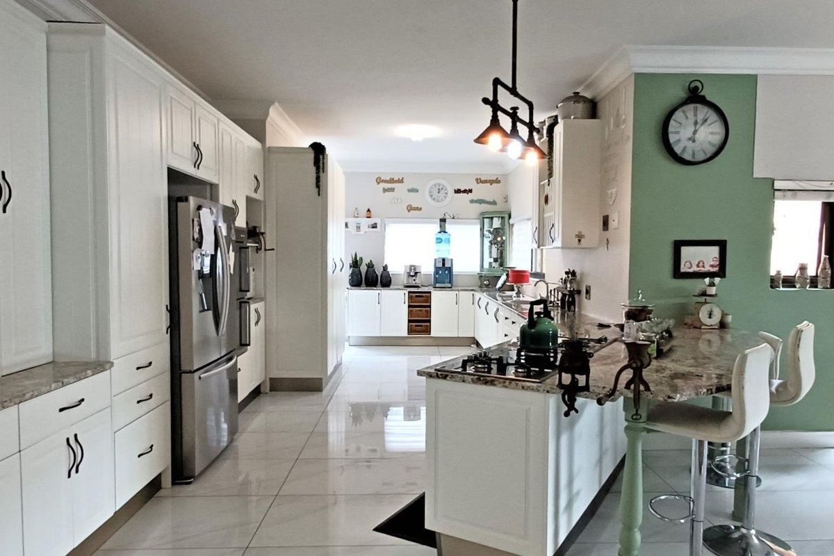 AUASBLICK - STUNNING AND SPACIOUS FAMILY HOME WITH MAGNIFICIENT VIEWS N$9million - Photo 4