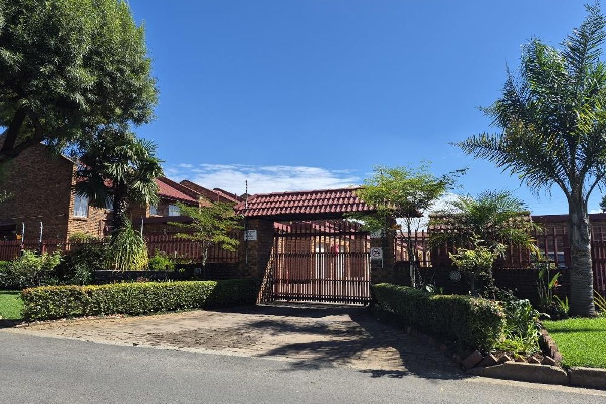 Modern spacious townhouse - pet friendly - Photo 2