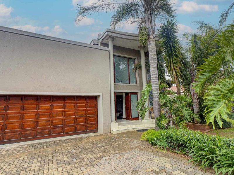 Luxurious Freestanding Home with Modern Finishes and Poolside Oasis - Photo 2