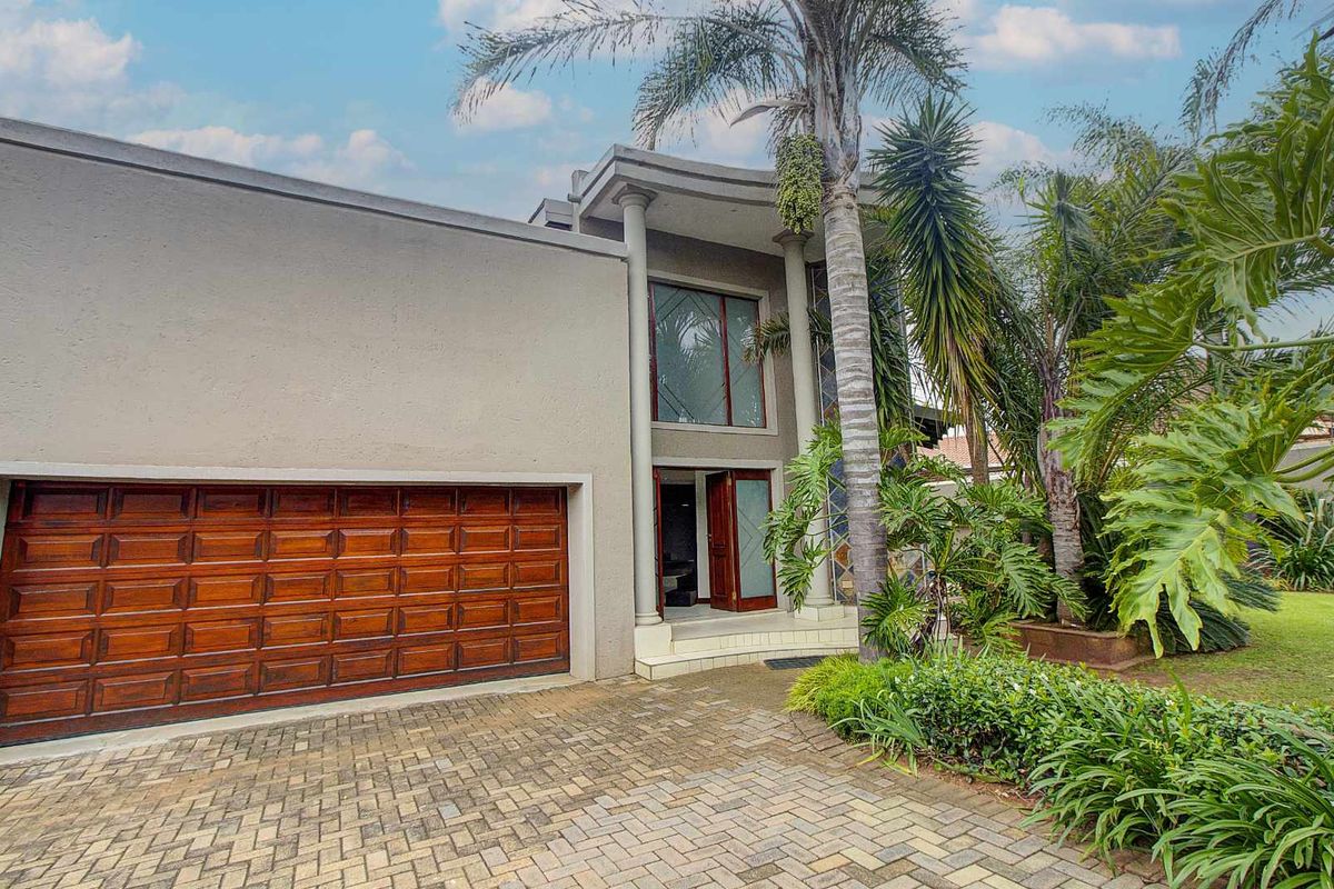 Luxurious Freestanding Home with Modern Finishes and Poolside Oasis - Photo 2