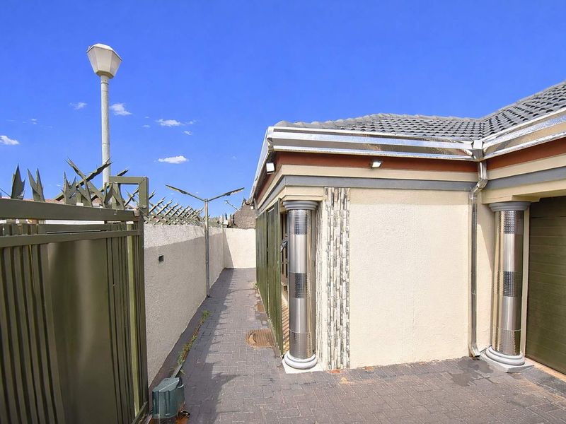 Modern 3 Bedroom, 2 Bathroom Home in Dawn Park - Photo 2