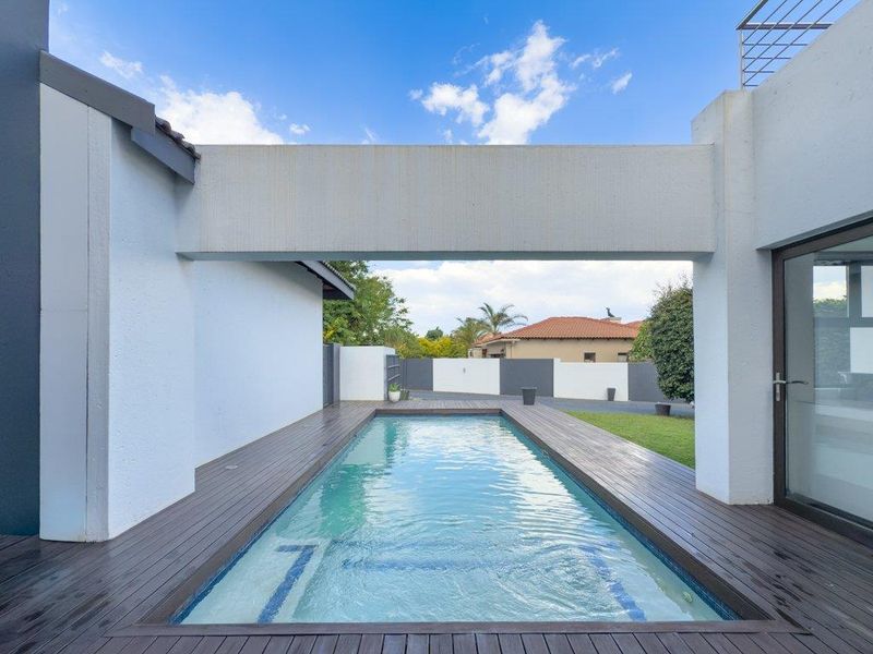 Grand Private Cul-de-Sac Residence with Exceptional Dual-Living Potential - Photo 6