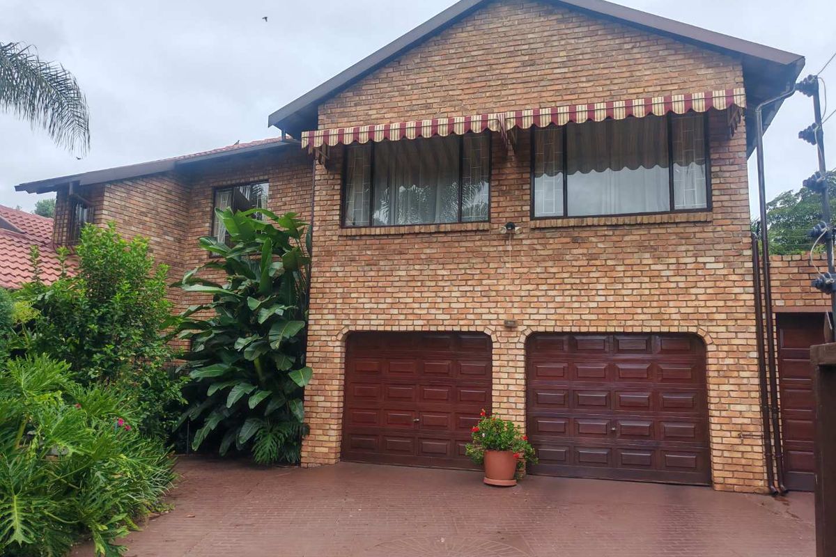 EXCLUSIVE MANDATE - LOVELY NEAT FAMILY HOME IN BOOMED OFF AREA - Photo 3