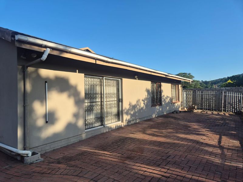 "Queensburgh Gem: 3-Bedroom Home with Income-Boosting Granny Cottage!" - Photo 2