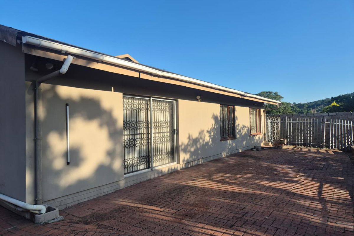 "Queensburgh Gem: 3-Bedroom Home with Income-Boosting Granny Cottage!" - Photo 2