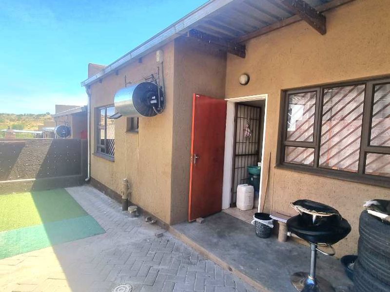 TOWNHOUSE IN OTJOMUISE EXT 4 - Photo 10