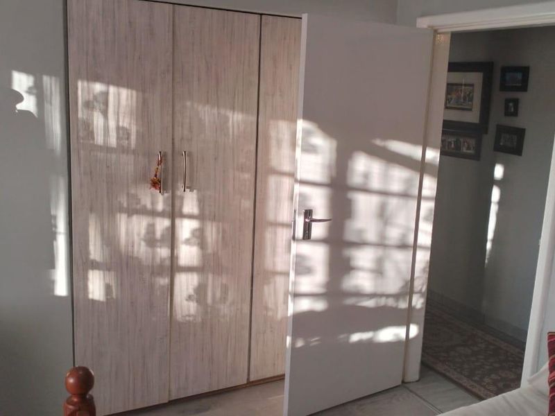 3 Bedroom House for Sale in Bayswater - Photo 9