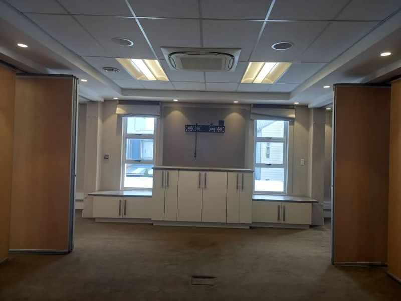 A GRADE OFFICES TO LET - Photo 8