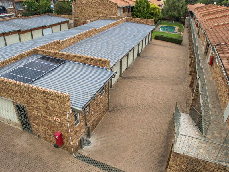 2 Bedroom Townhouse in a Secure Complex with double lock up garages - Photo 4