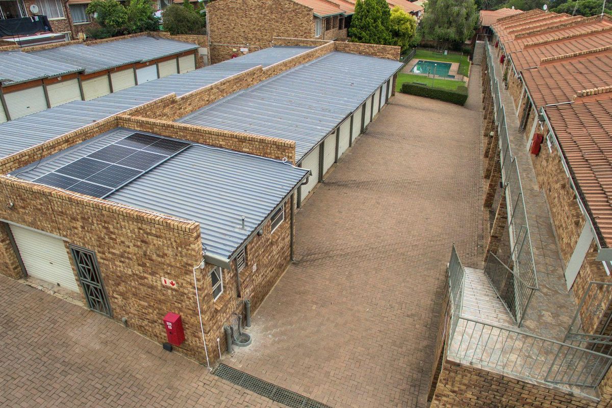 2 Bedroom Townhouse in a Secure Complex with double lock up garages - Photo 4