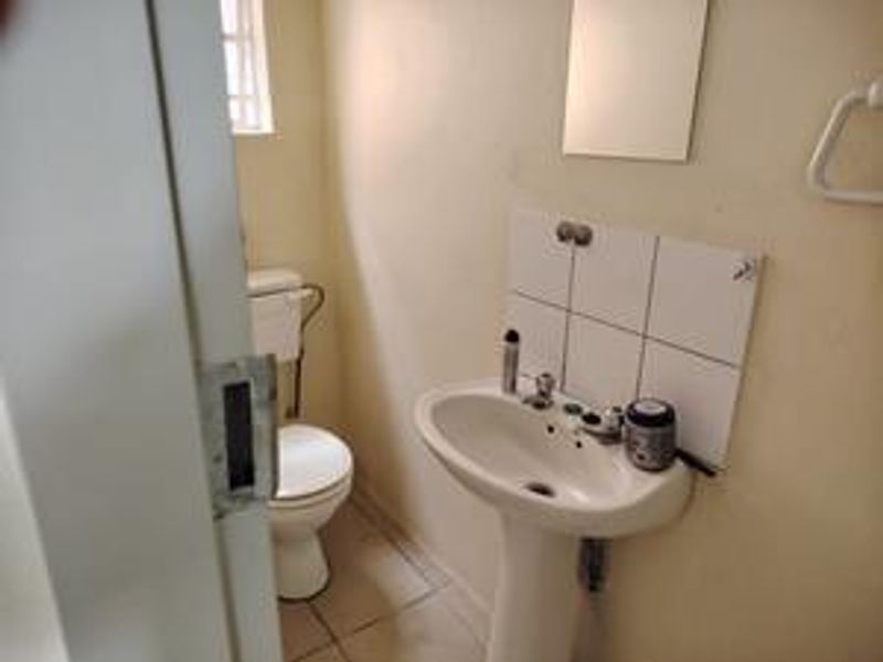 Neat Newly Painted Factory To Let - Photo 9