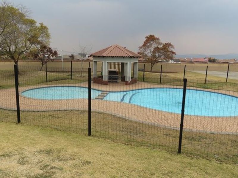 Your Family Oasis in Meyersig Awaits – Space, Security, and Lifestyle - Photo 2