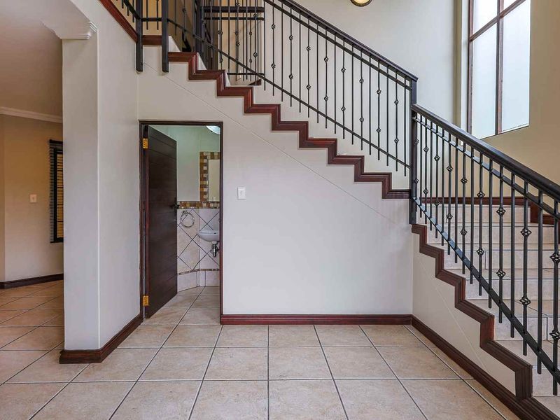 Sophisticated Luxury Living on the Fairway – Waterkloof Golf Estate - Photo 6