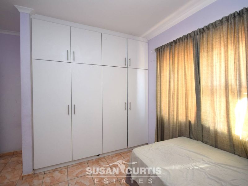 Live & Earn: 3-Bedroom House with Rental Flats! - Photo 9