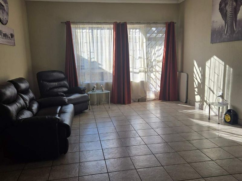 3 Bedroom Simplex for Sale in Verwoerdpark! - Photo 7