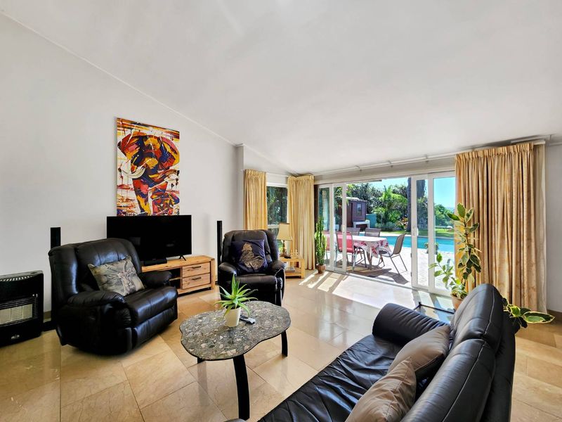 Stunning Zeekoevlei Home: Space, Comfort & Serenity Await! - Photo 4