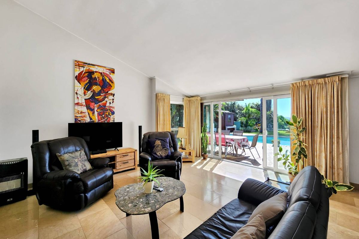 Stunning Zeekoevlei Home: Space, Comfort & Serenity Await! - Photo 4