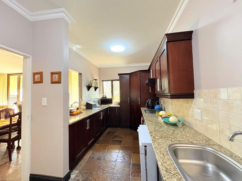 Sunny, North Facing Town house in Woodland Hills - Photo 10