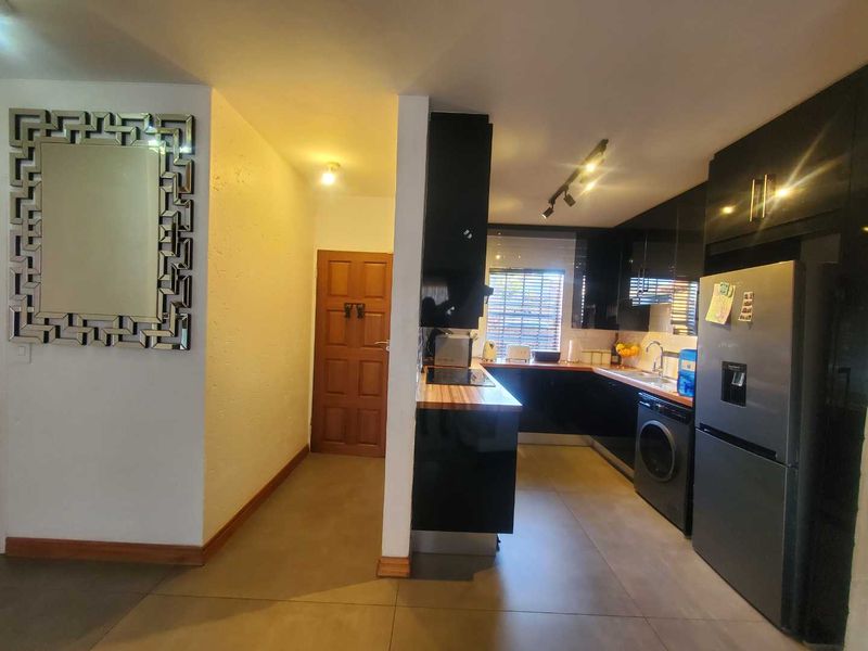 A cosy townhouse with an invertor To Let in Willowbrook - Photo 6